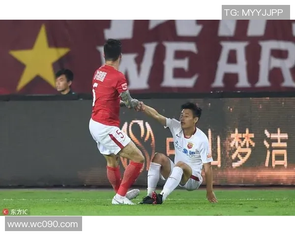 重庆足球队意识争议引发热议球迷与专家观点交锋探讨未来发展方向