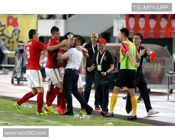 恒大与香港东方的球迷激情对决展现足球魅力与团结精神