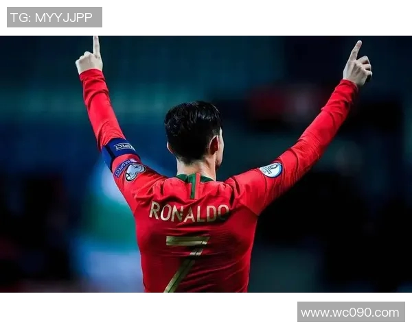 球迷疯狂冲入赛场抢C罗球衣引发热议欧冠奇葩瞬间再添一笔